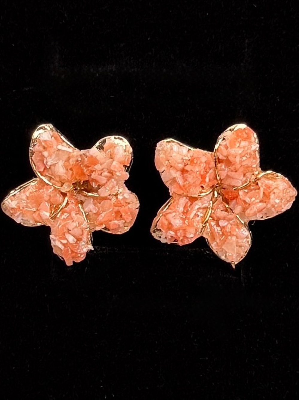 Beautiful, vintage goldtone, coral color flower clip on earrings